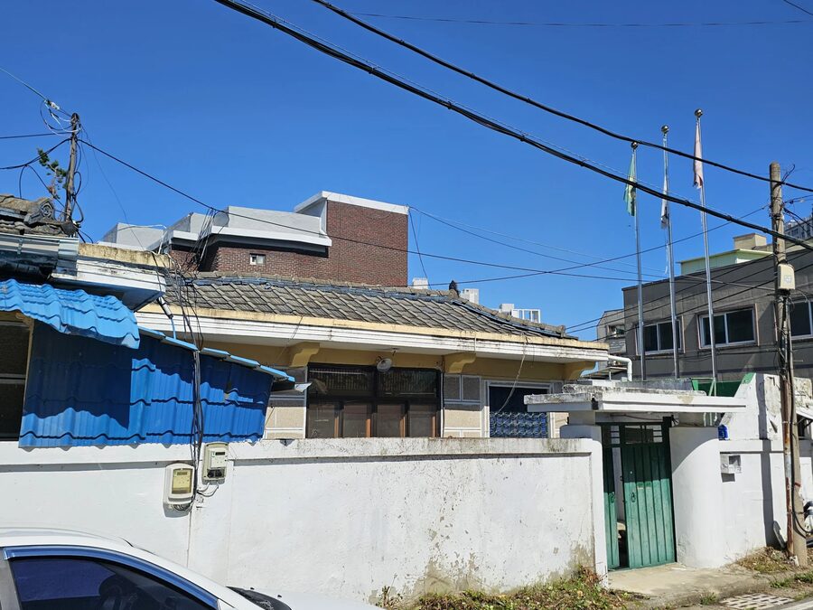 같은 주택가 나무전지 작업 후 정리된 모습