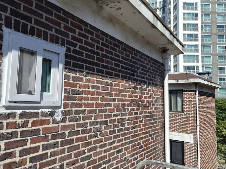 벽돌 건물 우수관과 배수 구조가 보이는 현장